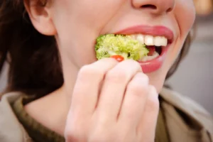 woman eating healthy after teeth alignement for good oral health